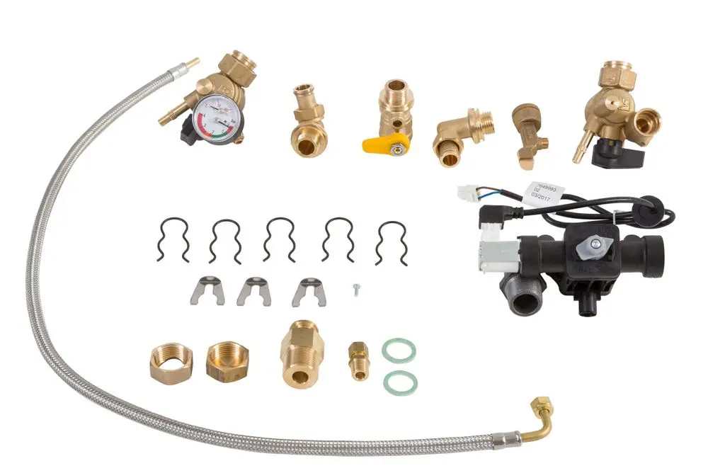 Remeha Zubehörset mit verschiedenen Mess- und Regelventilen, Druckregler, Schlauch und Verbindungsteilen für ein automatisches Befüllsystem.